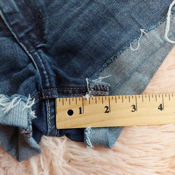 Hollister Low Rise Jean Short - With Embroidered Details - Size 00 w23 - Picture 5 of 9